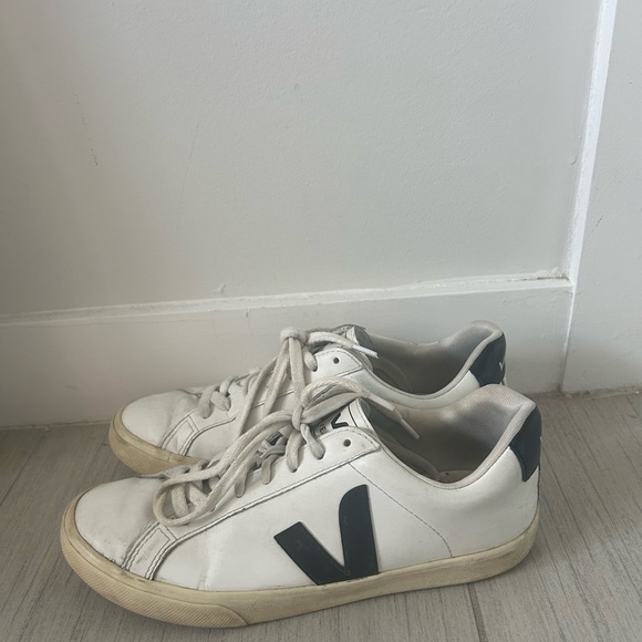 Veja campo women’s size 9, good used condition, black and white leather - Picture 1 of 3